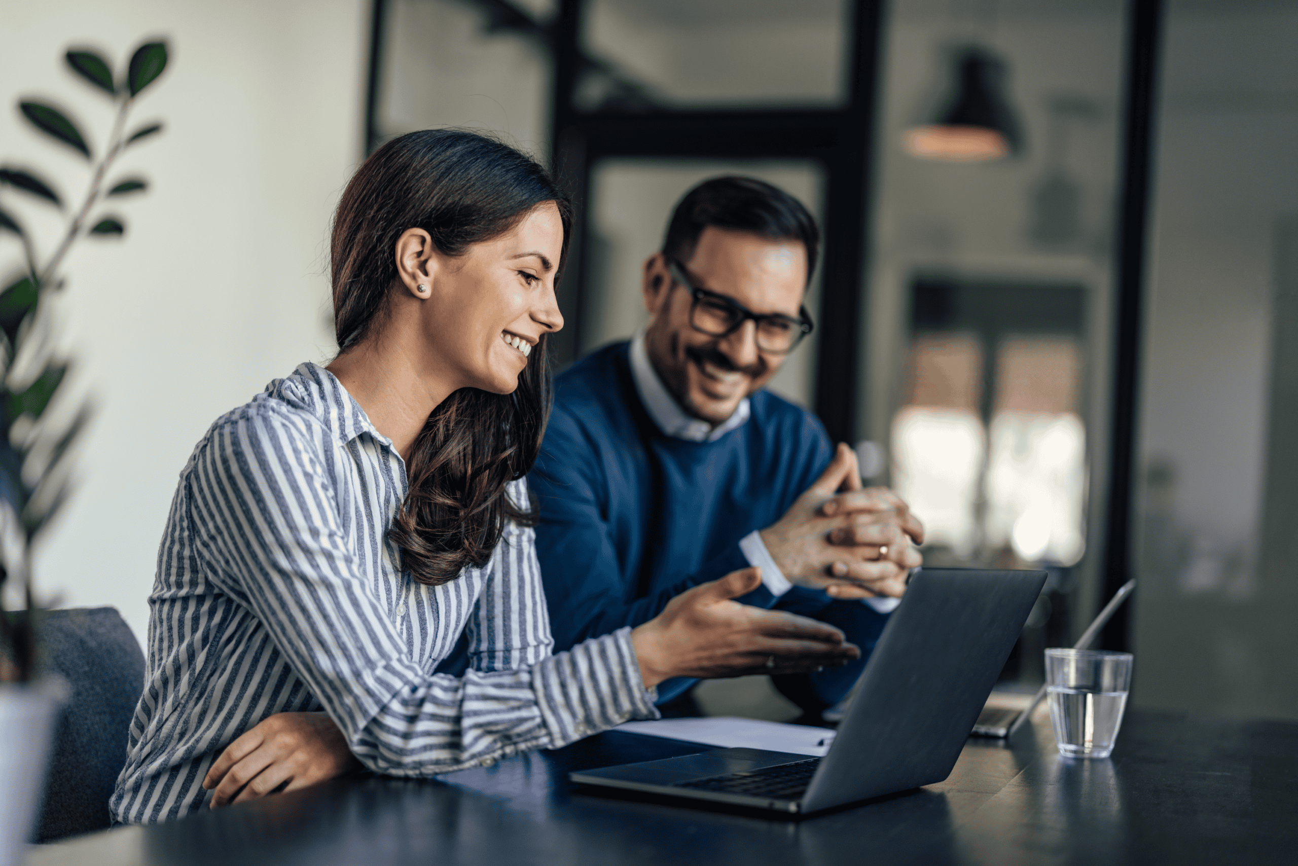 Professionnels collaborant autour d’un ordinateur portable
