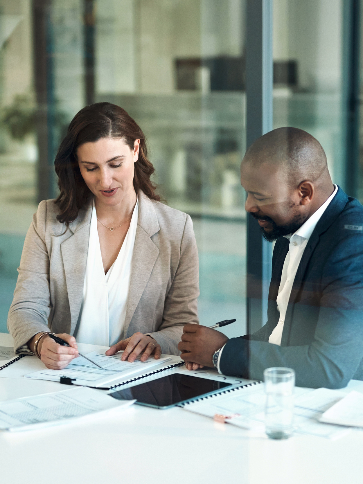 Deux professionnels évaluent un dossier de recrutement